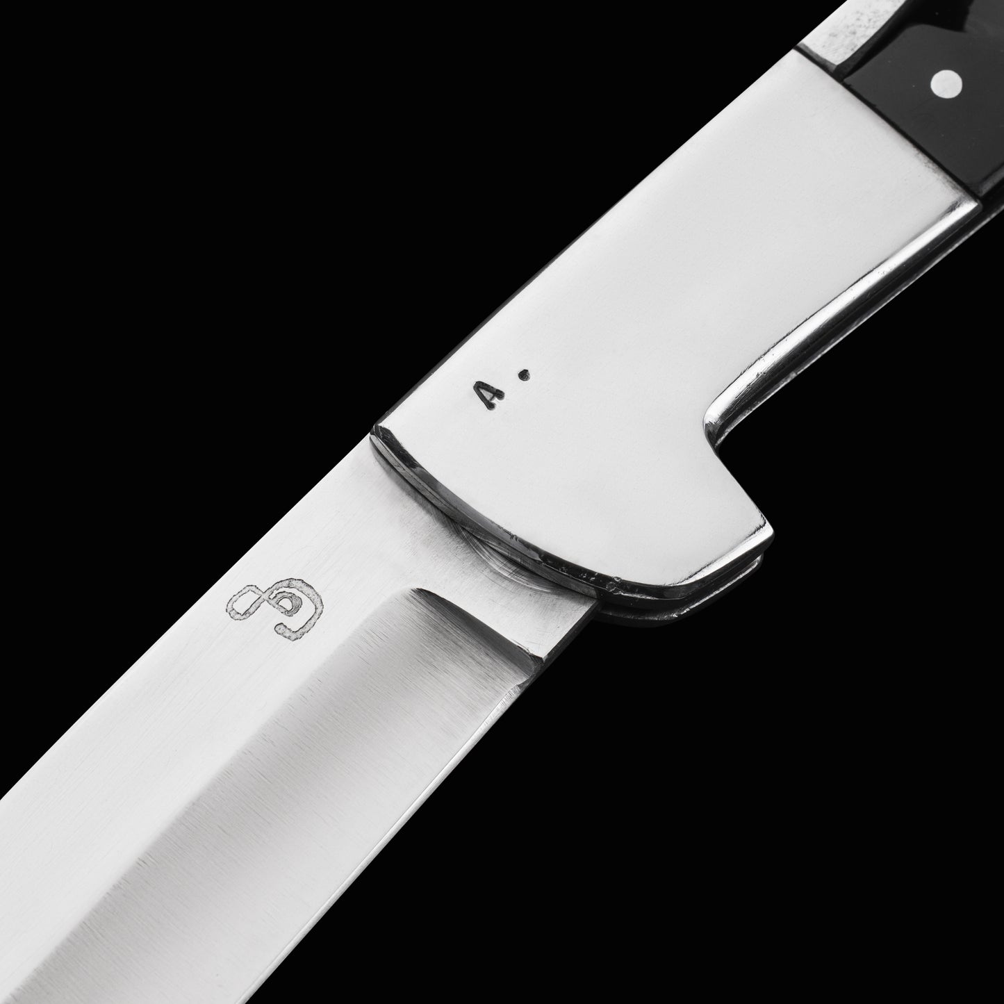 ზაზა ავალიანის ხელნაკეთი დასაკეცი დანა